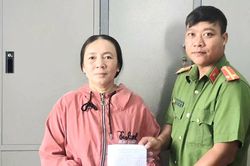 Trong đêm tối, Công an xã tìm kiếm chiếc nhẫn người phụ nữ đánh rơi