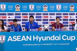 Họp b&aacute;o trước trận Việt Nam - Campuchia