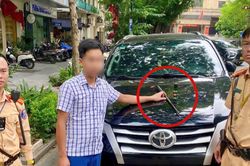 Kiểm tra lái xe đỗ sai quy định, phát hiện bằng lái giả
