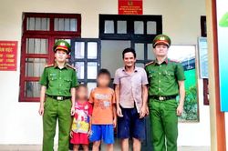 Công an xã A Mú Sung hỗ trợ 2 cháu nhỏ đi lạc trở về gia đình an toàn
