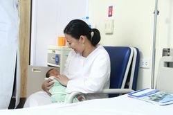 Nuôi con bằng sữa mẹ sau sinh mổ cần sự đồng hành của cả gia đình