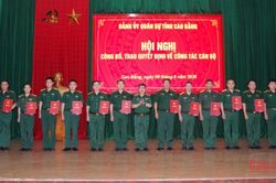 Đảng ủy Qu&acirc;n sự tỉnh c&ocirc;ng bố, trao quyết định điều động c&aacute;n bộ