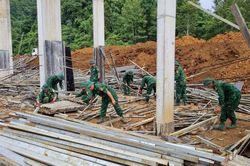 Đồn Biên phòng Thị Hoa huy động 86 lượt cán bộ, chiến sĩ tham gia xây dựng Trường Phổ thông nội trú xã Hạ Lang