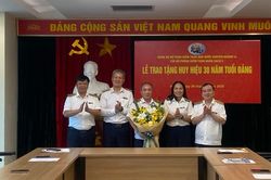 Trao Huy hiệu 30 năm tuổi Đảng cho đảng vi&ecirc;n thuộc Đảng bộ bộ phận KTNN chuy&ecirc;n ng&agrave;nh Ia
