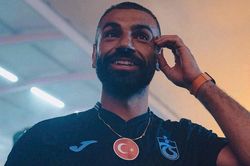 Mohamed Salah cập bến Trabzonspor, CĐV đốt pháo sáng chào đón cuồng nhiệt