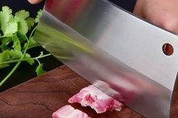 Vì sao trên thân con dao lại có lỗ tròn?