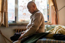 Về già, lỡ bạn đời có ra đi trước, hãy chủ động dựa vào 2 người này