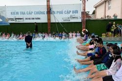 Đề xuất hỗ trợ kinh ph&iacute; học bơi cho hơn 1,2 triệu học sinh