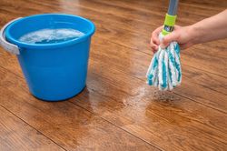 Đừng trách sàn gỗ kém bền, có thể bạn đang vô tình làm hỏng chỉ vì 4 thói quen này