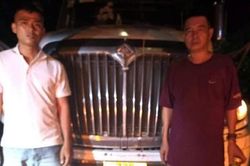 Bắt vụ vận chuyển gần 50 tấn h&agrave;ng lậu từ L&agrave;o về Việt Nam