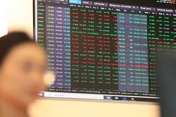 Chứng kho&aacute;n 6/8: Ng&acirc;n h&agrave;ng v&agrave; b&aacute;n lẻ k&eacute;o l&ugrave;i, VN-Index mất 11,68 điểm