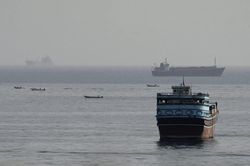 Iran đồng ý mở tuyến đường qua eo biển Hormuz