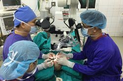 Mảng da đầu dưới gầm xe và kỳ tích hồi sinh bé gái 2 tuổi