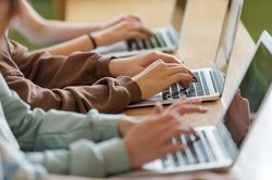 Giáo viên cài 'bẫy ẩn' trong bài thi, phát hiện gần như cả lớp dùng AI gian lận