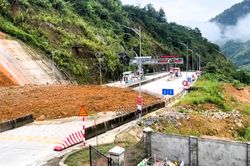 Sạt lở tại khu vực thủy điện ở L&agrave;o Cai, một người mất li&ecirc;n lạc