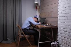Sếp tôi không ép làm thêm giờ nhưng giao lượng công việc bằng hai người