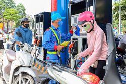Gi&aacute; xăng dầu đồng loạt giảm