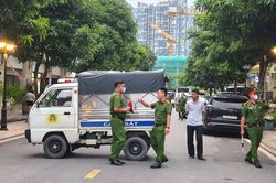 Nhiều cảnh sát có mặt tại khu vực nhà Huấn 'Hoa Hồng' ở Hà Nội