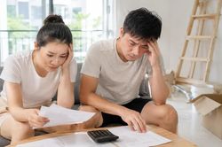 Mua chung cư cũ giá rẻ để tiết kiệm, vợ chồng tôi nhận 'trái đắng' sau vài tháng