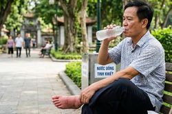 Tăng acid uric có phải mắc bệnh gout? Uống ít nước có khiến tăng acid uric?