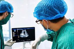 Giữ thai cạn ối từ tuần 20 bằng kỹ thuật truyền ối, em bé chào đời khỏe mạnh