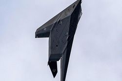 F-117 Nighthawk và B-2 Spirit: Đâu là máy bay tàng hình đỉnh cao của Mỹ