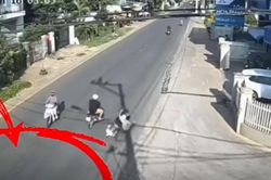 Người đàn ông bất ngờ đạp ngã người đi xe máy giữa đường gây phẫn nộ