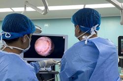 Bệnh viện Đại học Y Dược Bu&ocirc;n Ma Thuột triển khai th&agrave;nh c&ocirc;ng phẫu thuật nội soi lấy tho&aacute;t vị đĩa đệm cột sống cổ đường sau