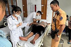 CSGT Hà Nội mở đường dưới mưa lớn đưa người đàn ông bị rắn hổ mang cắn đi cấp cứu