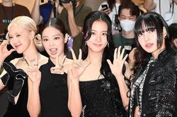 Netizen phản ứng sau khi Dispatch bênh YG: Bị đập cửa nên đổ tội cho BLACKPINK?