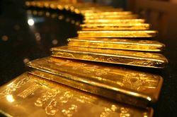 Vàng bị chốt lời sau phiên tăng mạnh