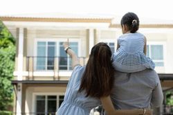L&atilde;i vay mua nh&agrave; bao nhi&ecirc;u l&agrave; vừa 'sức chịu đựng' của người trẻ?