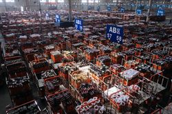 Bó hoa 14 tệ freeship hé lộ sức mạnh logistics của Trung Quốc