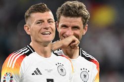 Phản ứng g&acirc;y sốt của Kroos khi Vinicius gia hạn