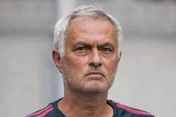 Mourinho ph&aacute; kỷ lục chuyển nhượng
