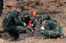 Ph&aacute;t lộ th&ecirc;m 17 h&agrave;i cốt liệt sĩ tại r&atilde;nh mộ thứ hai ở CV L&ecirc; Thị Ri&ecirc;ng