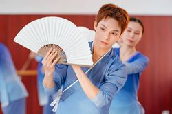 Ch&agrave;ng trai Việt l&eacute;n bố mẹ học m&uacute;a th&agrave;nh gi&aacute;o vi&ecirc;n vũ đạo ở Trung Quốc