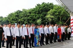 Dâng hương tưởng niệm đồng chí Lê Quang Đạo