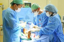 Cứu người bệnh Campuchia thoát nguy cơ cắt cụt chân vì căn bệnh hiếm gặp