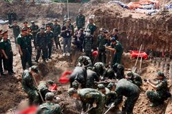 [Ảnh] Bộ Tư lệnh Qu&acirc;n khu 7 thăm, động vi&ecirc;n lực lượng l&agrave;m nhiệm vụ tại C&ocirc;ng vi&ecirc;n L&ecirc; Thị Ri&ecirc;ng