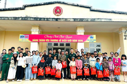 Đồn Biên phòng Bu Cháp lan tỏa yêu thương đến học sinh vùng biên