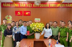Khen thưởng Công an phường lập thành tích trong cao điểm đấu tranh phòng, chống ma túy
