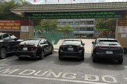 Ô tô đậu chắn cổng trường