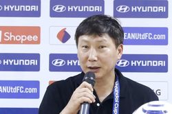 HLV Kim Sang-sik h&agrave;i l&ograve;ng với m&agrave;n tr&igrave;nh diễn của Đ&igrave;nh Bắc