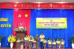 Trao 100 suất học phẩm Tiếp bước đến trường cho học sinh kh&oacute; khăn ở An Giang