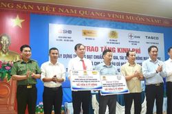 Trao 18 tỷ đồng hỗ trợ Trường THPT Đakrông xây dựng trường chuẩn quốc gia