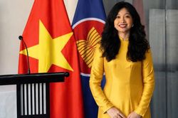 Những bước chân ngoại giao đầu tiên đi cùng màu cờ Tổ quốc