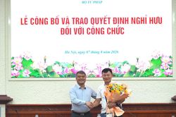 Bộ Tư pháp trao Quyết định nghỉ hưu cho công chức
