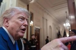 Tổng thống Trump bực bội vì lộ tin về kho đạn dược Mỹ