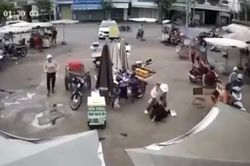 Clip: Người phụ nữ đi chợ bất ngờ bị đâm trọng thương